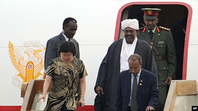 Sudan's leader Omar al-Bashi, center, leaves his aircraft as he arrives at Beijing International Airport, (file photo)