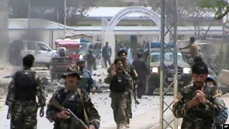 Tentara nasional Afghanistan mengamankan lokasi pasca serangan bom mobil di Qalat, provinsi Zabul, Afghanistan selatan, Sabtu (6/4). 