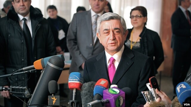 Presiden Armenia Serzh Sargsyan memberikan keterangan pers di dekat sebuah TPS di Yerevan. Hasil perhitungan suara pendahuluan menunjukkan Serzh Sargsyan terpilih kembali sebagai Presiden untuk masa jabatan kedua (VOA/ Vera Undritz).