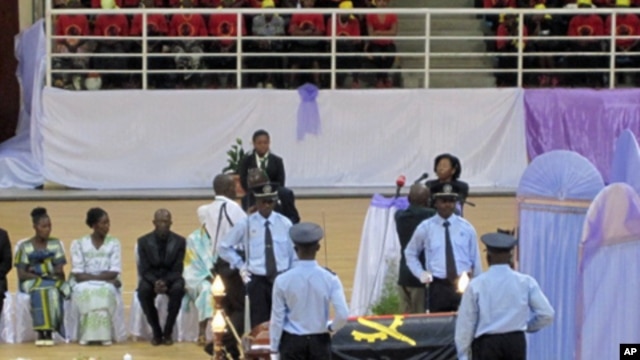 Urna do Rei do Bailundo, Ekuikui IV, durante homenagem fúnebre no Huambo