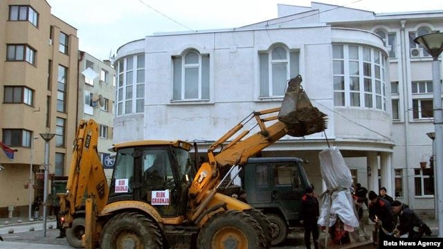 Srpske vlasti su 20. januara 2013. rano ujutro uklonile iz centra Preseva sporni spomenik borcima rasformirane ilegalne albanske Oslobodilacke vojske Preseva, Medjvedje i Bujanovca.   