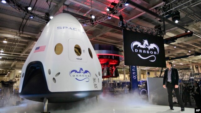 Tổng giám đốc SpaceX Elon Musk (phải) giới thiệu phi thuyền Dragon V2, 29/5/14