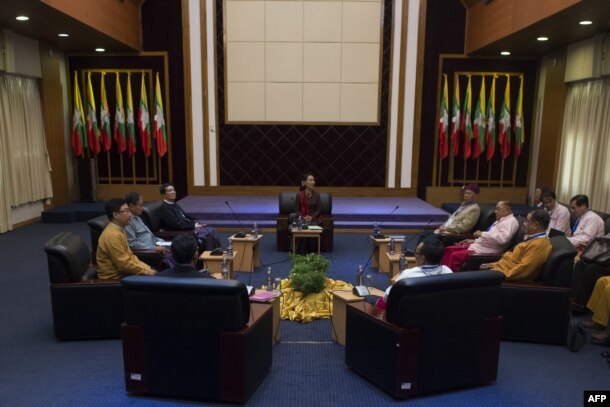 FILE - Myanmar's State Counselor Aung San Suu Kyi (C) holds talks with leaders from the United Nationalities Federal Council (UNFC) at the National Reconciliation and Peace Centre (NRPC) in Yangon, July 17, 2016.