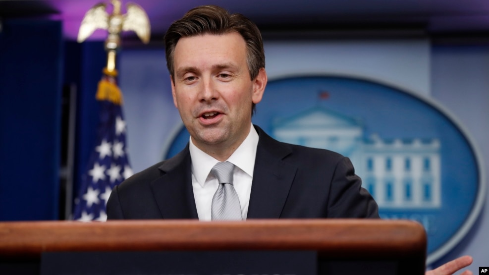 Phát ngôn viên Josh Earnest phát biểu trong buổi họp báo hàng ngày tại Tòa Bạch Ốc, ngày 29 tháng 11 năm 2016.