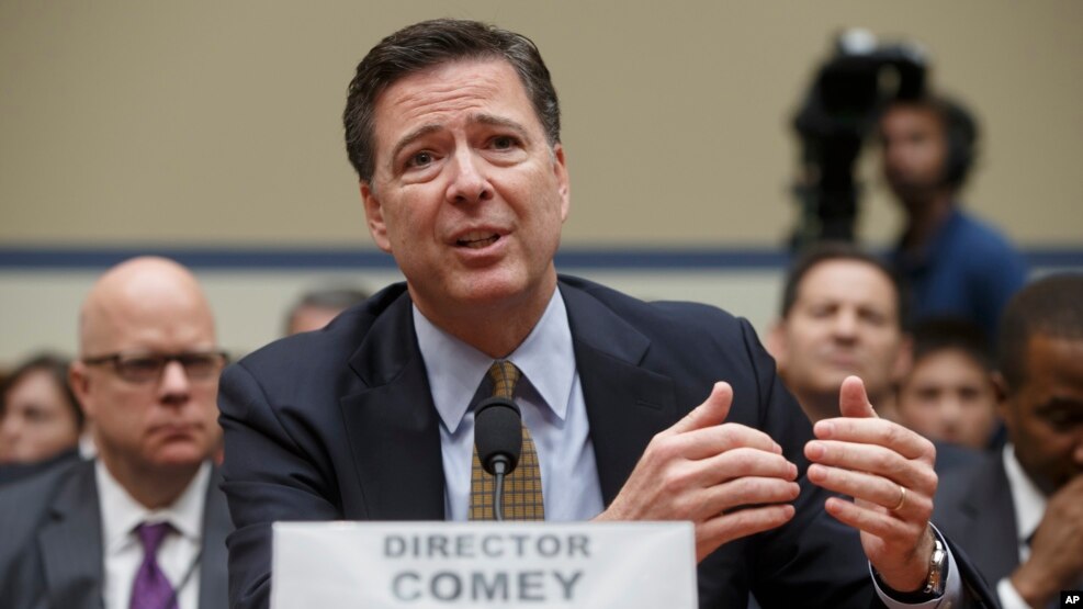 Giám đốc FBI James Comey làm chứng tại Điện Capitol ở Washington, ngày 7 tháng 7 năm 2016, trước Ủy ban Giám sát Hạ viện để biện hộ cho quyết định không khởi tố bà Hillary Clinton.
