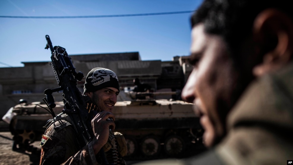 An Iraqi soldier carries a machine gun while heading to the front line in Mosul, Iraq, Dec. 6, 2016. IS commanders have “been adapting all along,” changing tactics to keep Iraqi forces off-balance as the latter push further into Mosul, a U.S. official said.