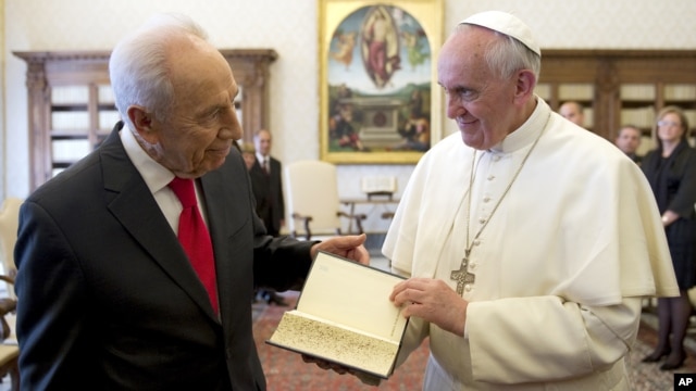 Pope Francis, right, receives a Jerusalem Bible as a gift from Israeli President Shimon Peres on the occasion of their private audience, at the Vatican, April 30, 2013. 