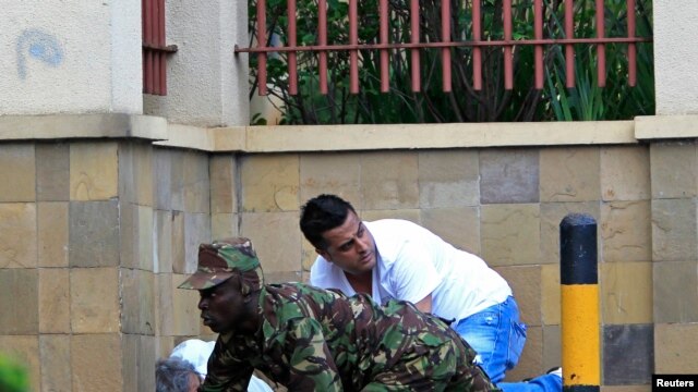 Polisi wa Kenya na wananchi wengine katika jengo la Westgate huko Nairobi September 21, 2013.