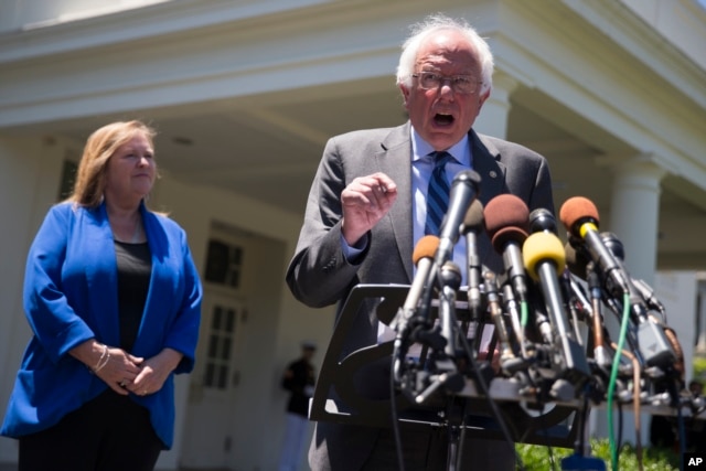 Thượng nghị sĩ Bernie Sanders và vợ, bà Jane Sanders, phát biểu với các nhà báo ở Tòa Bạch Ốc ngày 9/6/2016, sau cuộc gặp với Tổng thống Barack Obama.