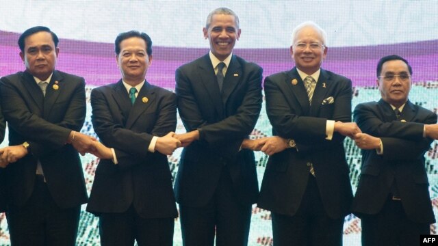 Tổng thống Mỹ Barack Obama chụp ảnh với các nhà lãnh đạo ASEAN ở Kuala Lumpur, Singapore, hôm 21/11.