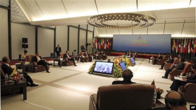 ASEAN leaders attend their retreat meeting at the 17th ASEAN summit in Hanoi, Vietnam, 28 Oct 2010