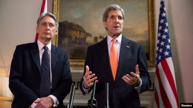 Ngoại trưởng Anh Phillip Hammond (trái) và Ngoại trưởng Mỹ John Kerry tại 1 cuộc họp báo ở London, 21/2/2015.