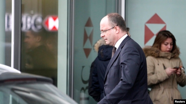 Công tố viên của thành phố Geneva Olivier Jornot rời khỏi chi nhánh Thụy Sĩ của ngân hàng HSBC ở Geneva, 18/2/2015.