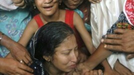 Mientras las mujeres son víctimas de abusos sexuales, los hombres y niños son obligados a realizar trabajos forzados.
