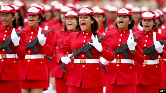 Venezuelan soldiers march