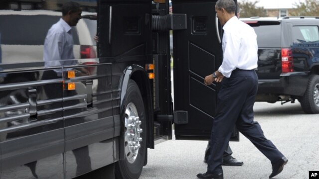 Según la mayoría de las encuestas Barack Obama le lleva una ligera ventaja a su rival, el republicano Mitt Romney.