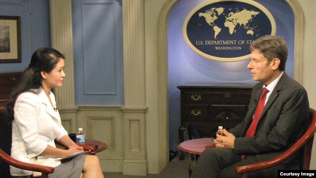 Trợ lý Ngoại trưởng Hoa Kỳ Tom Malinowski trong cuộc phỏng vấn do VOA thực hiện