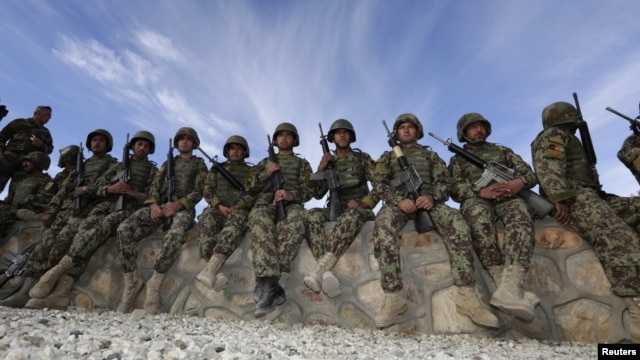 Hiện nay, quân đội Afghanistan có khoảng 184.000 binh sĩ. Lực lượng cảnh sát khoảng 146.000 người.