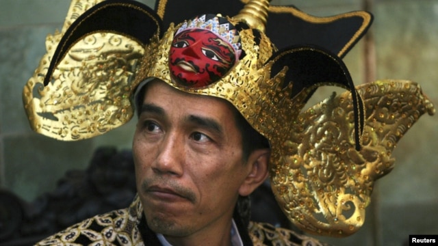 Joko Widodo (Jokowi), saat menjabat sebagai Walikota Solo, ikut berpartisipasi dalam pawai batik di Solo, tahun 2009 (Foto: dok). The City Mayors Foundation menempatkan Jokowi di posisi ketiga sebagai Walikota Terbaik Dunia dalam pemilihan World Mayor Project 2012.