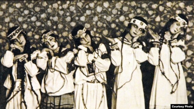 Ballet Russes dancers from the famed first production. One critic complained the costumes “looked like tents,” obscuring the delicate classical line of the dancers’ bodies.