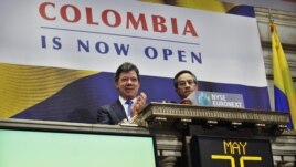El presidente de Colombia, Juan Manuel Santos, toca la campana en la sesión de hoy de la bolsa de valores en Nueva York.