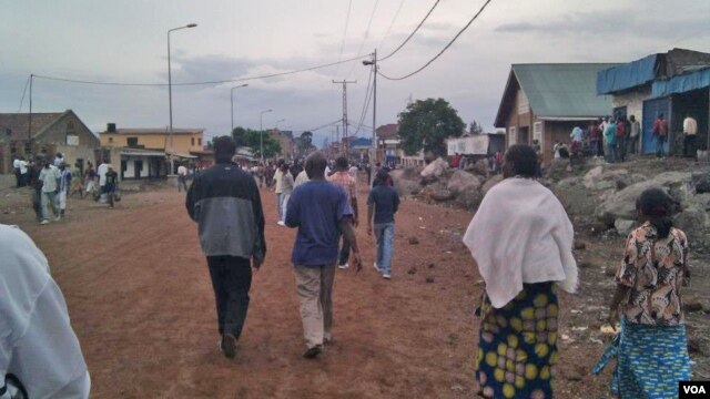 People on the streets of Goma, DRC during a lull in the fighting, November 20, 2012.  (VOA/ 100 Citoyens Journalistes de RD Congo)