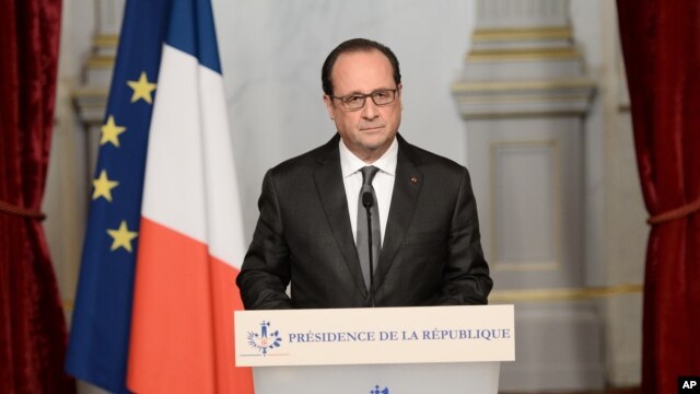 Tổng thống Pháp Francois Hollande phát biểu tại Điện Elysee sau một loạt các cuộc tấn công phối hợp trong và xung quanh Paris, Thứ Bảy 14/11/2015.