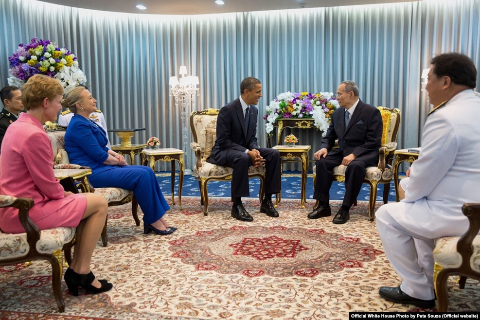 2012年11月18日，美国总统奥巴马和国务卿克林顿在曼谷的医院会见泰国国王普密蓬
