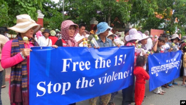 Around 200 evictees from two Phnom Penh developments gathered in front of the National Assembly, demanding that 15 of their representatives be released from jail, file photo. 