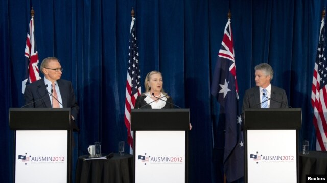 Australian Foreign Minister Bob Carr, U.S. Secretary of State Hillary Clinton, Australian Defense Minister Stephen Smith and U.S. Defense Secretary Leon Panetta (L-R) hold a news conference at the State Reception Centre in Kings Park in Perth, November 14, 2012.