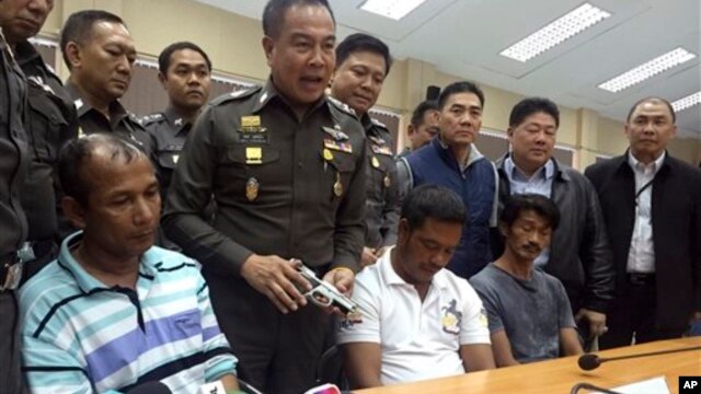 ထိုင္းလူကုန္ကူးဂိုဏ္း သံသယရွိသူေတြ ဖမ္းဆီးရမိေၾကာင္း ထုိင္းရဲခ်ဳပ္ Somyot Poompanmoung သတင္းစာရွင္းလင္း။ (ေမ ၅-၂၀၁၅)