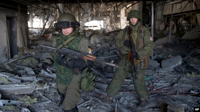 Phiến quân đòi ly khai thân Nga tại một tòa nhà bị phá hủy ở Donetsk.