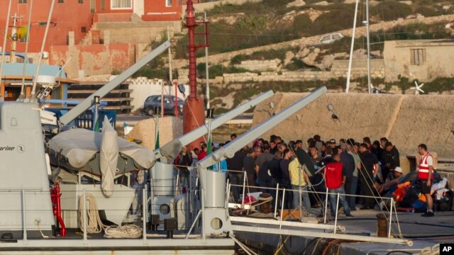 Di dân đến cảng Lampedusa, Italy hôm 3/5/2015.