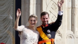Luxembourg's Prince Guillaume and Countess Stephanie wave from the balcony of the Royal Palace after their wedding in Luxembourg, October 20, 2012.