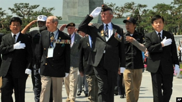 US veterans leave South Korea's national cemetery in Seoul after paying tribute to their colleagues killed during the Korean War, 23 June 2010