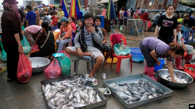 ជនជាតិ​វៀតណាម​នៅ​ផ្សារ​ព្រែក​ភ្នៅ​នៅ​ជាយ​ក្រុង​ភ្នំពេញ នៅ​ឆ្នាំ​២០១២។