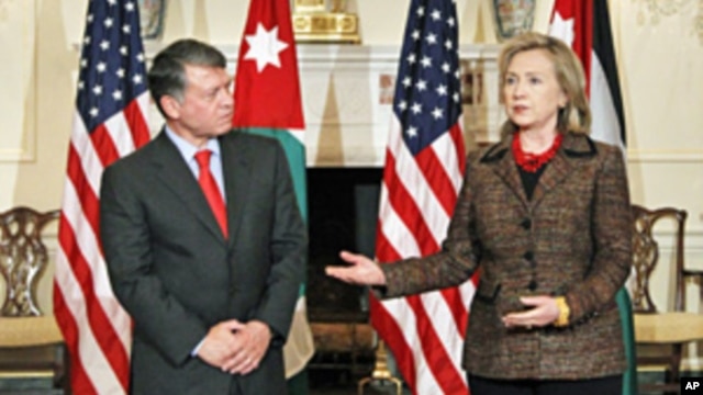 Secretary of State Hillary Clinton (r) welcomes Jordan's King Abdullah at the State Department in Washington, May 16, 2011