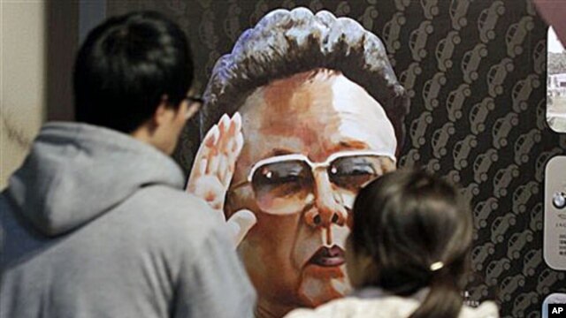 Visitors look at a painting of North Korean leader Kim Jong Il, painted by North Korean defector Sun Moo, at the Korea War Memorial Museum in Seoul, South Korea, 26 Oct 2010.