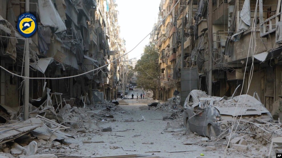 Edificios en Alepo destruidos por ataques aéreos del gobierno sirio. Foto provista por el grupo de defensa civil sirio conocido como Cascos Blancos.