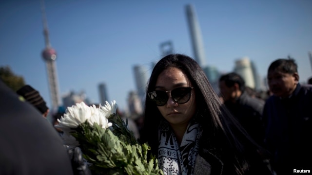 一位女士带鲜花参加上海践踏事件死难者的追悼会（2015年1月1日）