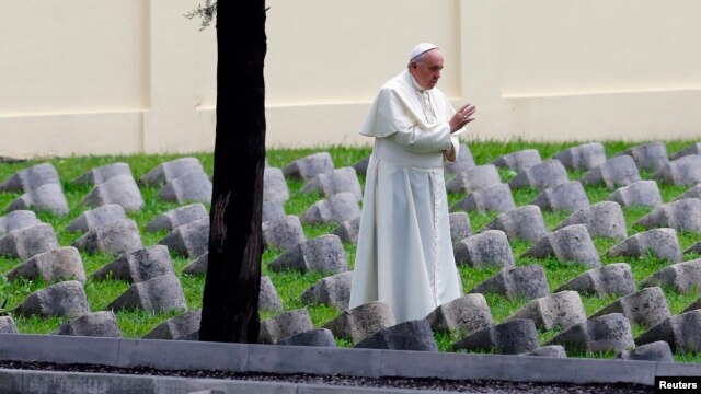 天主教教宗方济各在奥匈公墓。那里埋葬着第一次世界大战中阵亡的10万名军人。（2014年9月13日）