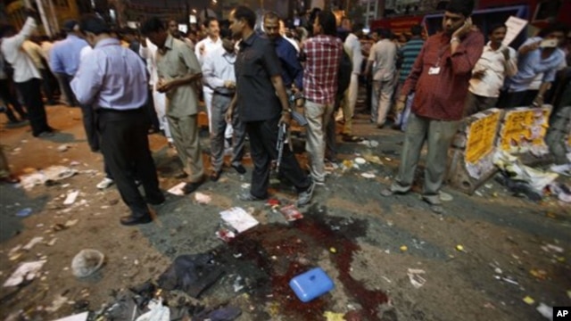 Warga berkerumun di sekitar lokasi ledakan bom di Hyderabad, India, Kamis (21/2). Dilaporkan sekitar 16 tewas dan 100 orang lainnya terluka dalam insiden itu. 
