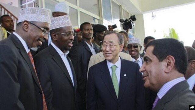 Somali Parliament Speaker Sharif Hassan Sheik Aden, far left, and Somali President Sheik Sharif Sheik Ahmed, 2nd left, greet UN General Assembly President Nassir Abdulaziz Al-Nasser, right, as UN Secretary-General Ban Ki-moon, center, visits the Somali Pr