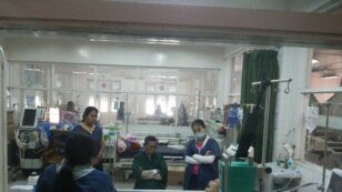 ဦးဝင္းတင္အား လာေရာက္ၾကည့္႐ႈအားေပးစကားေျပာၾကားေနေသာ NLD နာယက ဦးတင္ဦး။ (ဓာတ္ပံု-ေဒၚျဖဴျဖဴသင္း-FB)