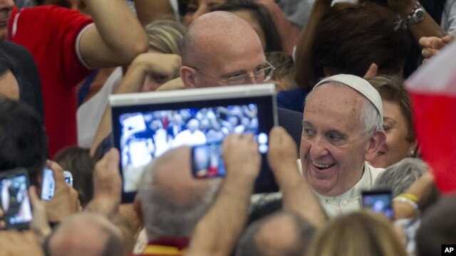 Papa Francis ashangiliwa na waumini Vatican.