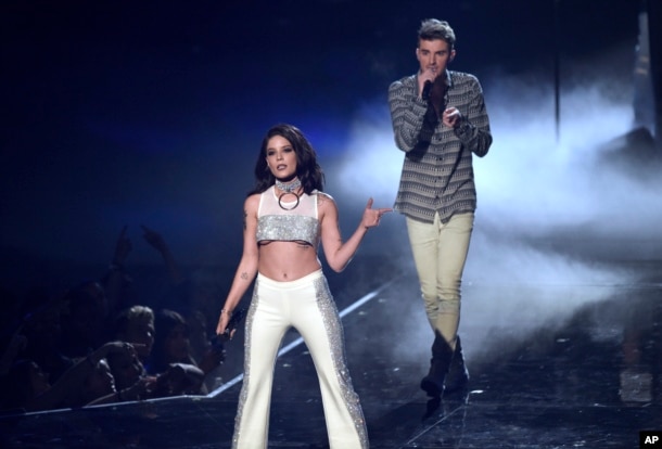 Andrew Taggart of The Chainsmokers, right, and Halsey perform at the MTV Video Music Awards at Madison Square Garden on Aug. 28, 2016, in New York.