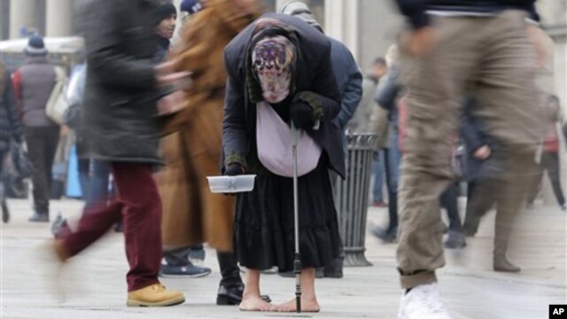 Seorang perempuan mengemis di pusat kota Milan, Italia, 8 Januari 2013. (AP Photo/Antonio Calanni).   Tingkat pengangguran di 17 negari zona Euro mencapai peringkat 11,8 persen di bulan November 2012, meningkat sepersepuluh persen dari periode yang sama tahun lalu.