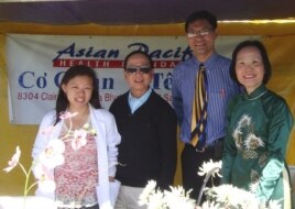 Từ trái sang: Cô Phương Thôi - sinh viên năm nhất trường Dược Skaggs tại UCSD, ông Trần Duy Tôn - bác sĩ gia đình đã nghỉ hưu, ông Chi Hà - bác sĩ giải phẫu thẩm mỹ, chỉnh hình, và ung thư, và tiến sĩ Trần Bình Nhung - Giám đốc điều hành Cơ quan Y tế Á Châu