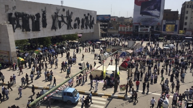 Người ủng hộ Giáo sĩ Shia Moqtada al-Sadr tập trung tại Quảng trường Tahrir, thủ đô Baghdad, ngày 17/4/2016.