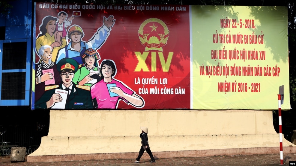 Áp phích kêu gọi cử tri đi bầu cử trên đường phố Hà Nội, 22/4/2016.